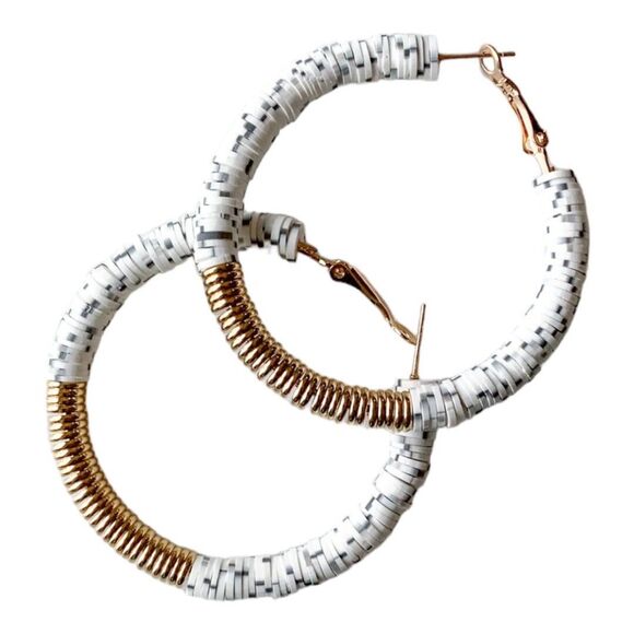 Black & White Speckled Beaded Hoop Earrings Goldtone Accents 2.5” Pierced New - Picture 5 of 8